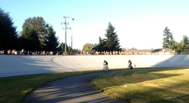 Kiddies on the outer loop, waming up racers on the inner loop