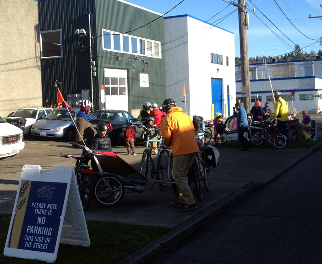 Kidical Mass arrives to Reuben's Brews